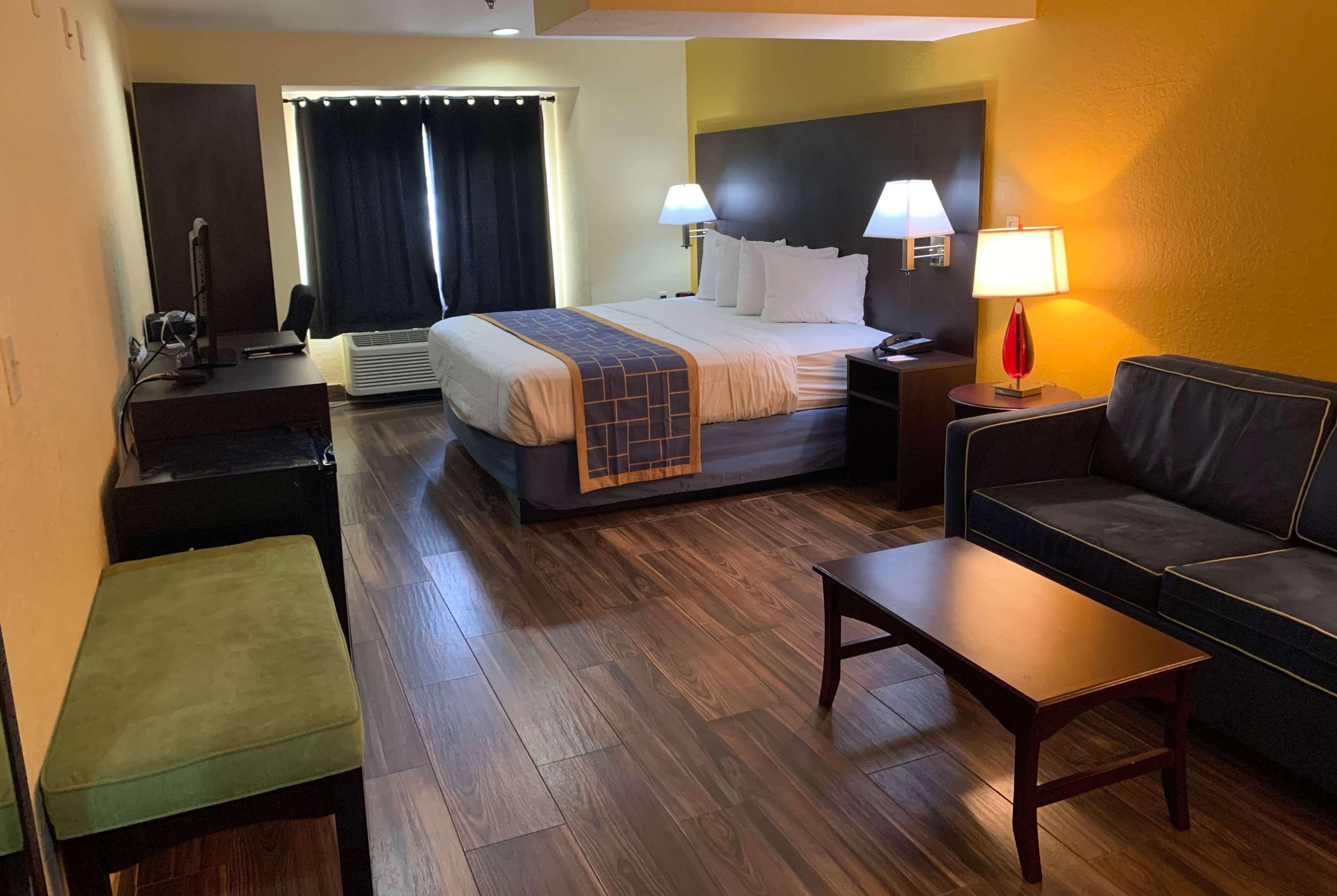Days Inn & Suites By Wyndham Tampa/Raymond James Stadium Exterior photo