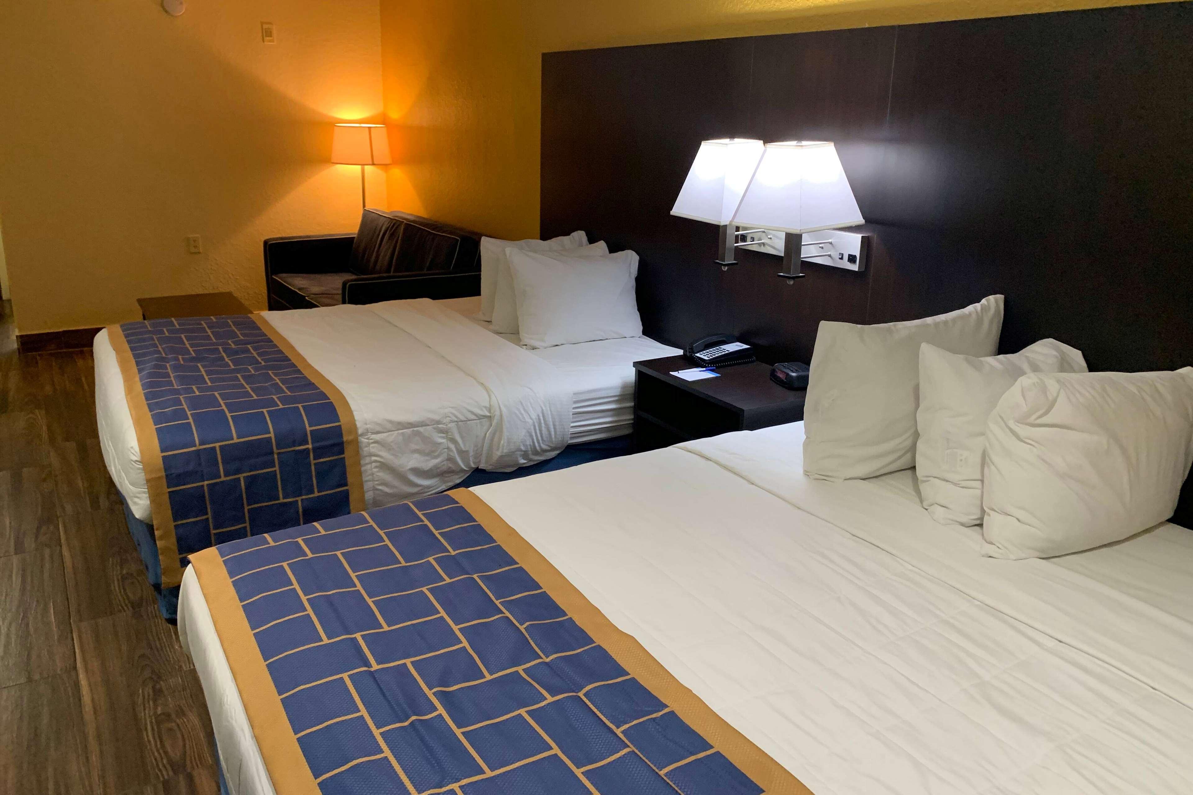 Days Inn & Suites By Wyndham Tampa/Raymond James Stadium Exterior photo
