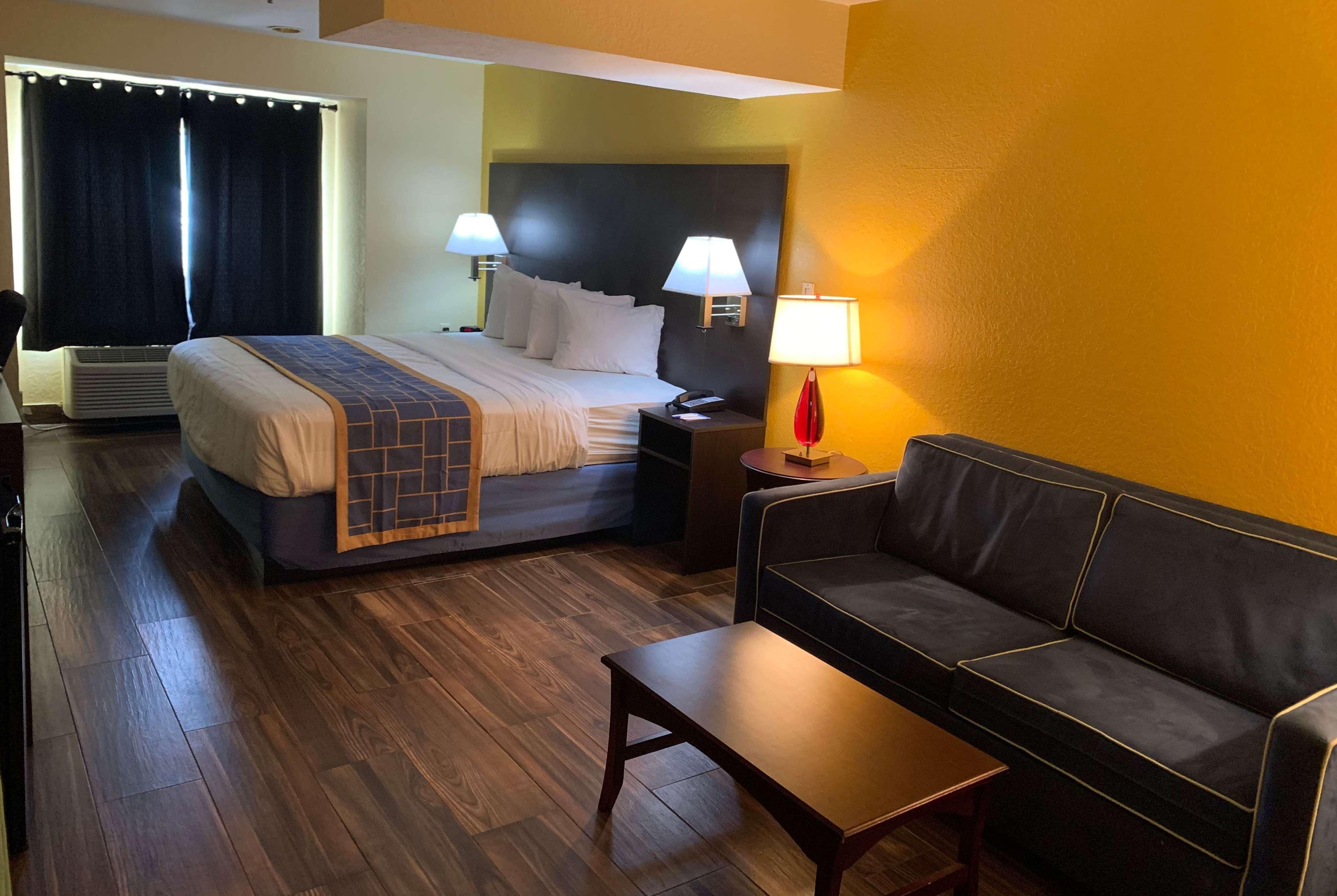 Days Inn & Suites By Wyndham Tampa/Raymond James Stadium Exterior photo