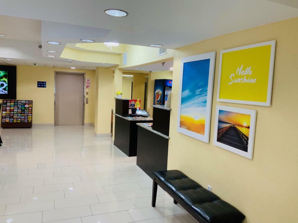 Days Inn & Suites By Wyndham Tampa/Raymond James Stadium Exterior photo