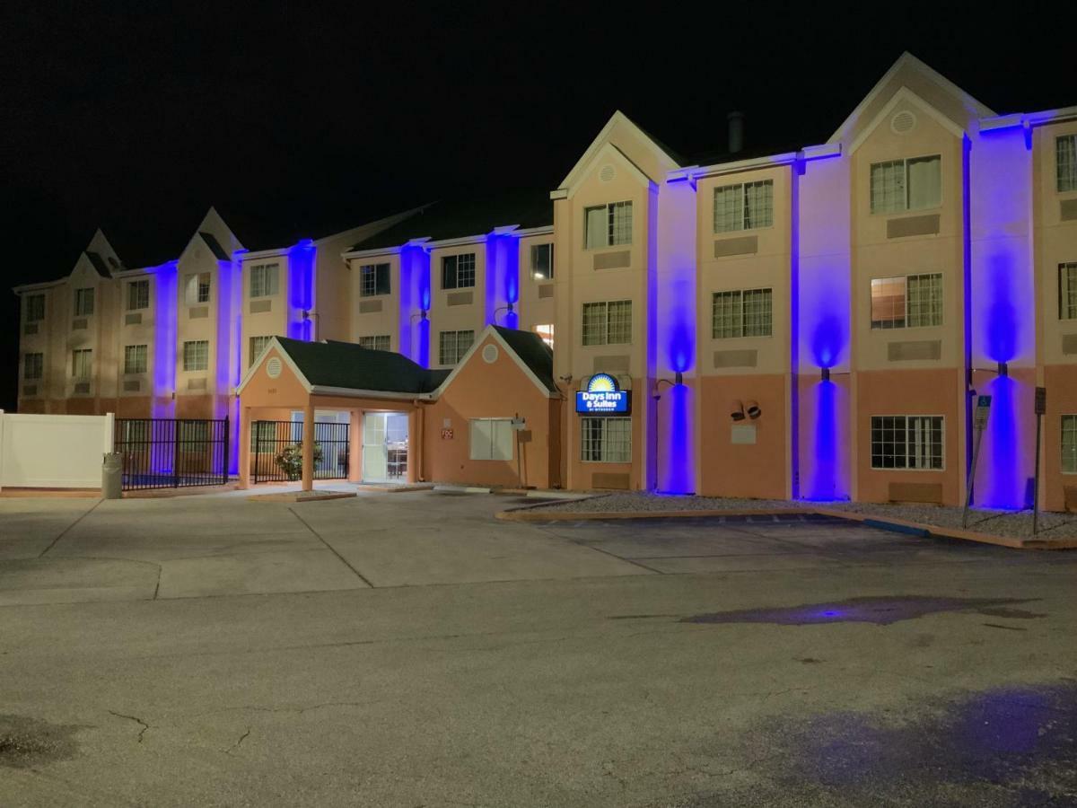Days Inn & Suites By Wyndham Tampa/Raymond James Stadium Exterior photo