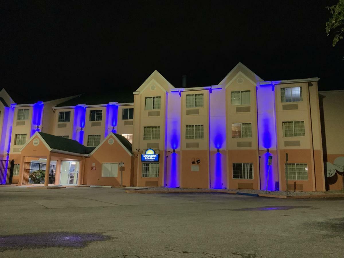 Days Inn & Suites By Wyndham Tampa/Raymond James Stadium Exterior photo