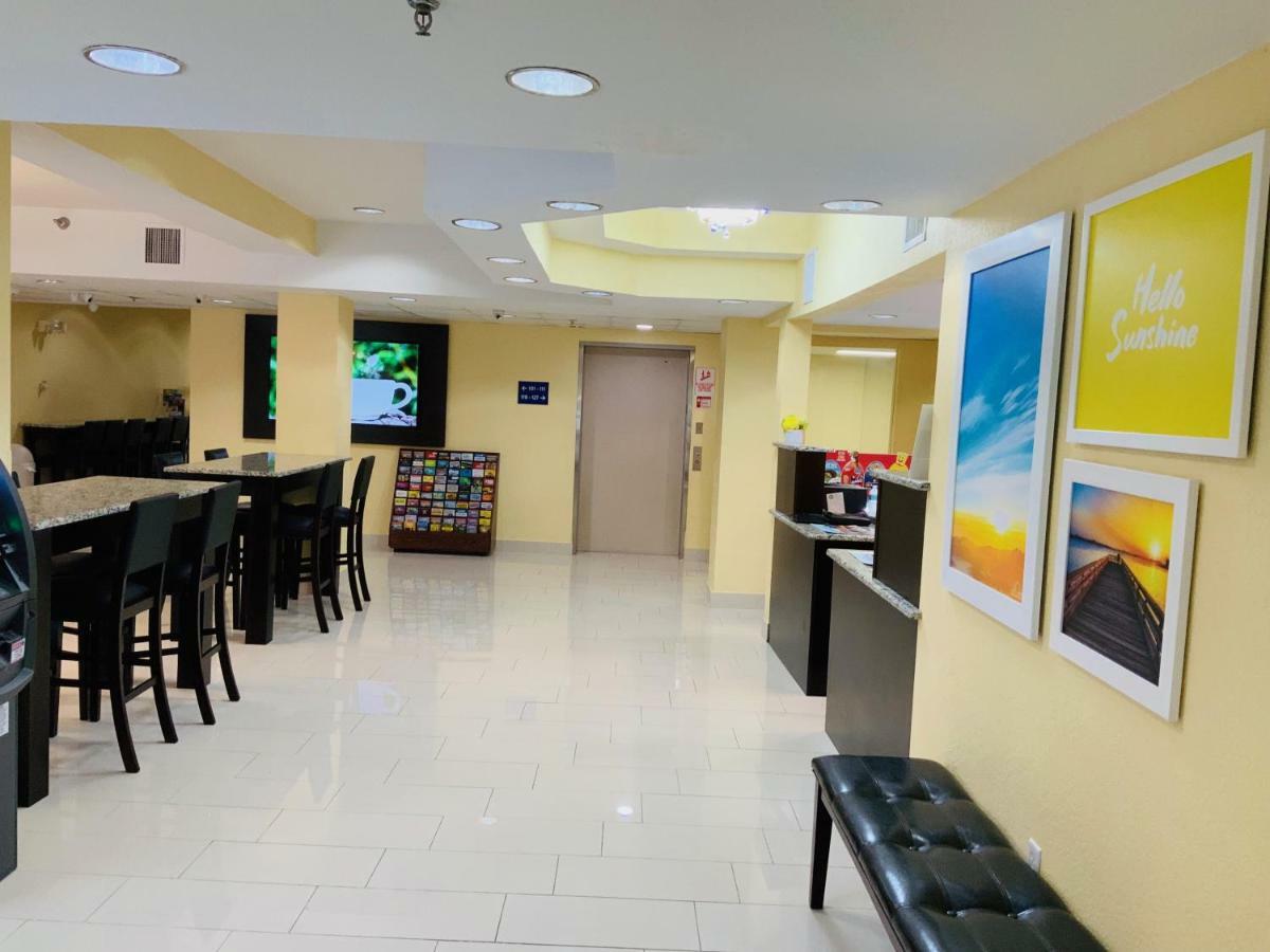 Days Inn & Suites By Wyndham Tampa/Raymond James Stadium Exterior photo