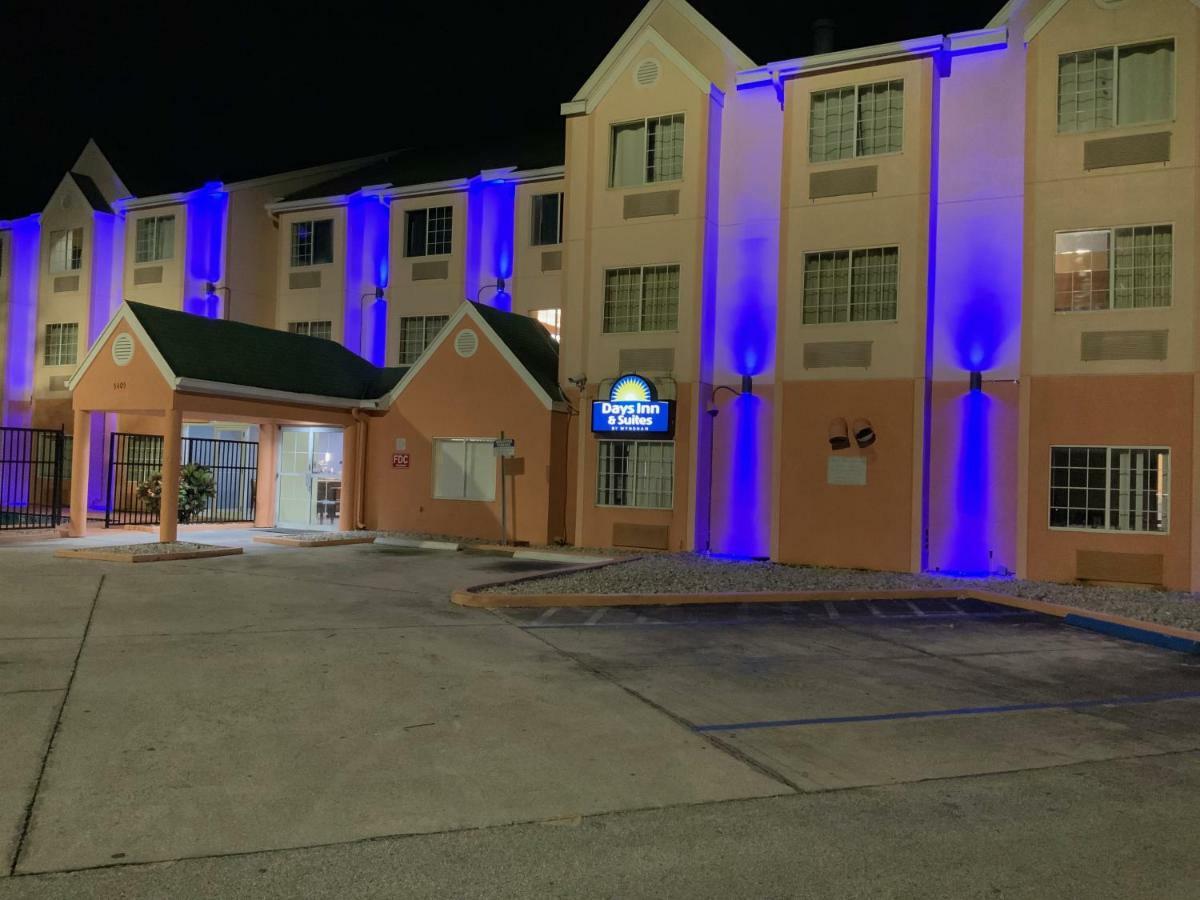Days Inn & Suites By Wyndham Tampa/Raymond James Stadium Exterior photo