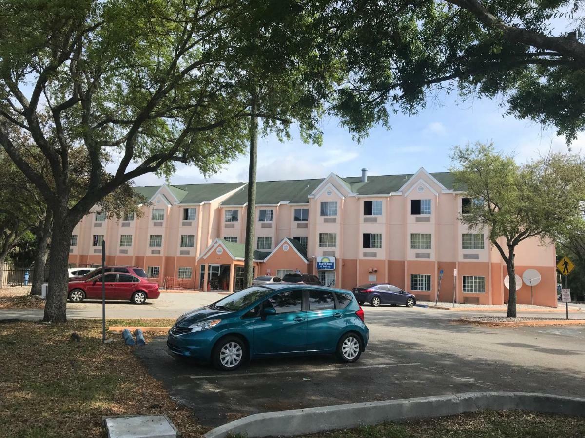 Days Inn & Suites By Wyndham Tampa/Raymond James Stadium Exterior photo